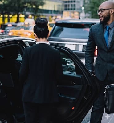 driver-helping-guest-with-bags